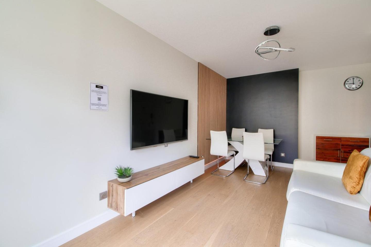 123Home - Suite & Spa Xl Монтеврен Екстериор снимка