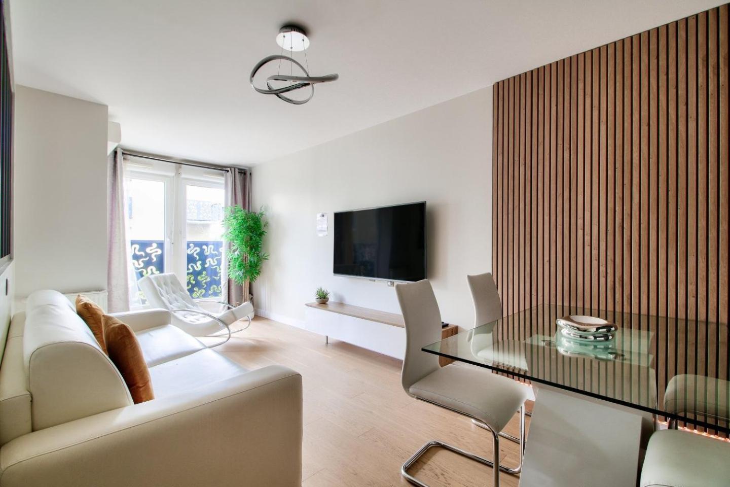 123Home - Suite & Spa Xl Монтеврен Екстериор снимка