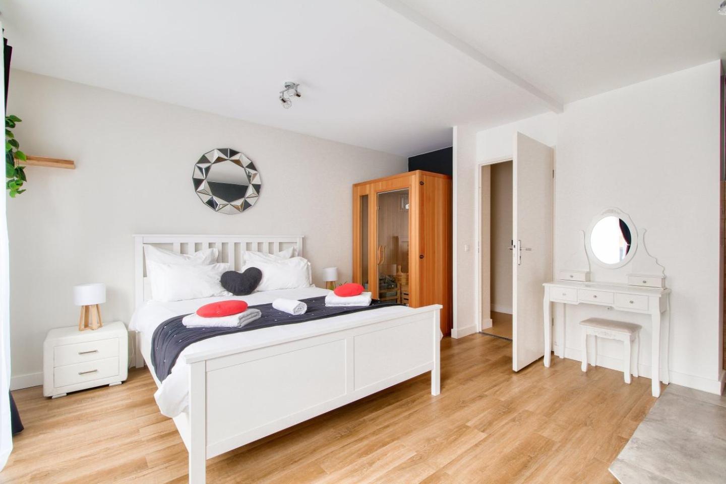 123Home - Suite & Spa Xl Монтеврен Екстериор снимка