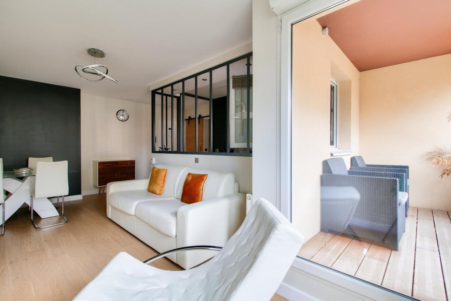 123Home - Suite & Spa Xl Монтеврен Екстериор снимка