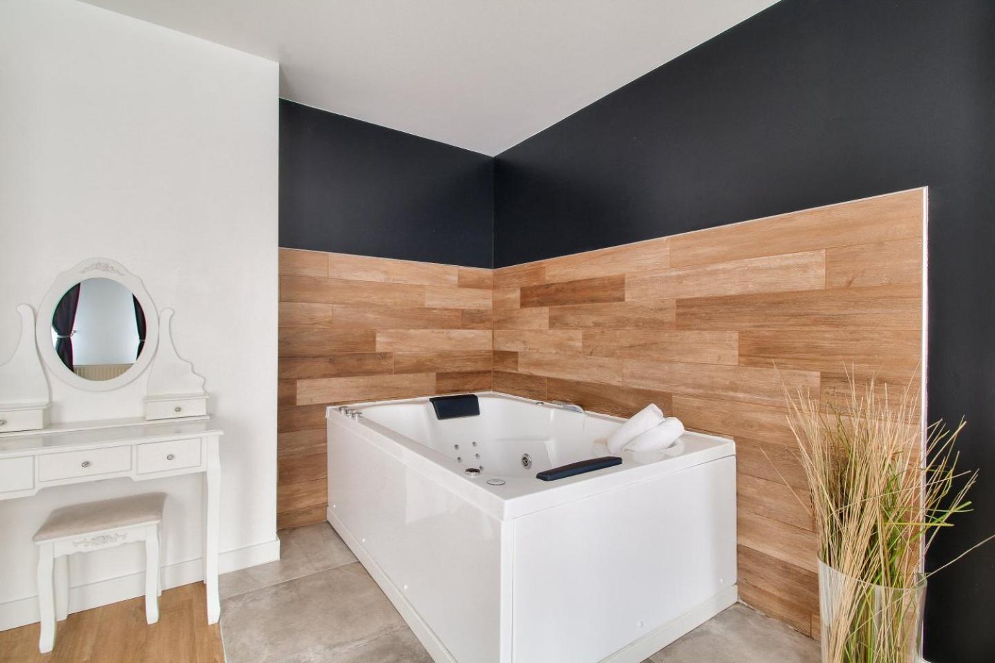 123Home - Suite & Spa Xl Монтеврен Екстериор снимка