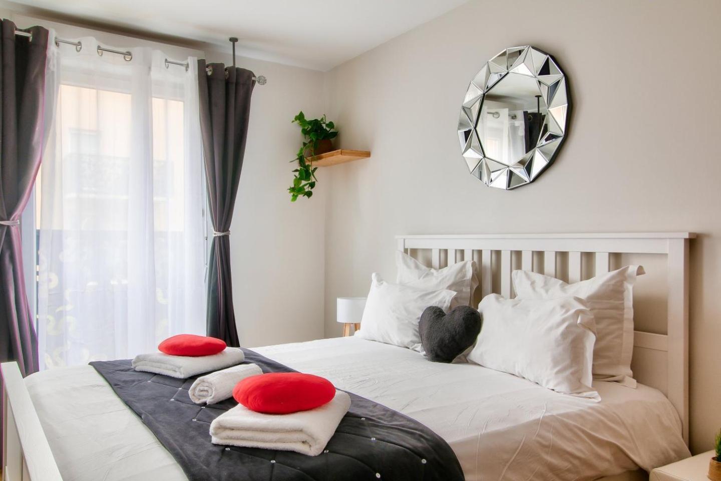 123Home - Suite & Spa Xl Монтеврен Екстериор снимка